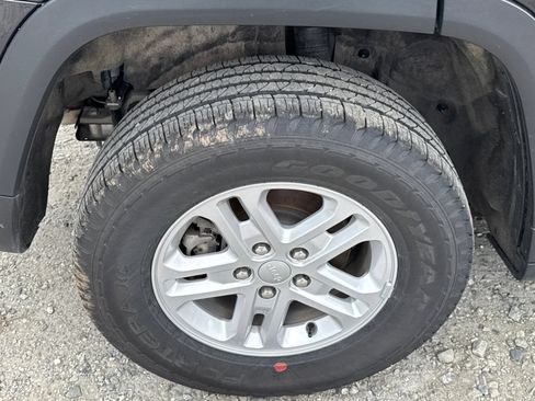 Used 2024 Jeep Grand Cherokee Laredo AWD/4WD image 20