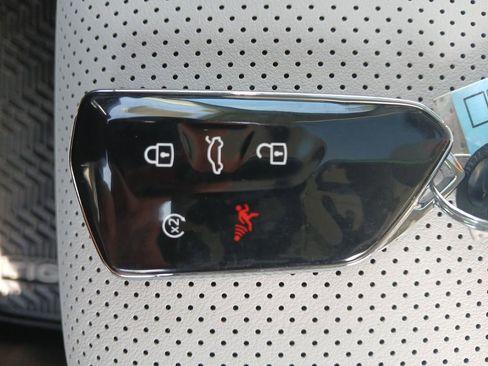 New 2025 Volkswagen Tiguan SE image 28