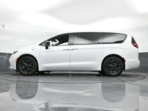 Used 2024 Chrysler Pacifica Limited FWD image 44