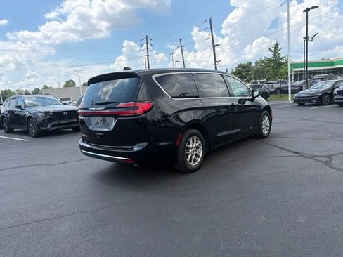 Used 2025 Chrysler Pacifica Select FWD image 9