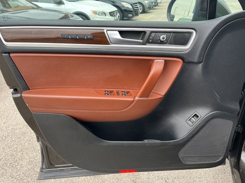 Used 2015 Volkswagen Touareg TDI image 21