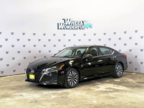 Used 2024 Nissan Altima 2.5 SV FWD image 7