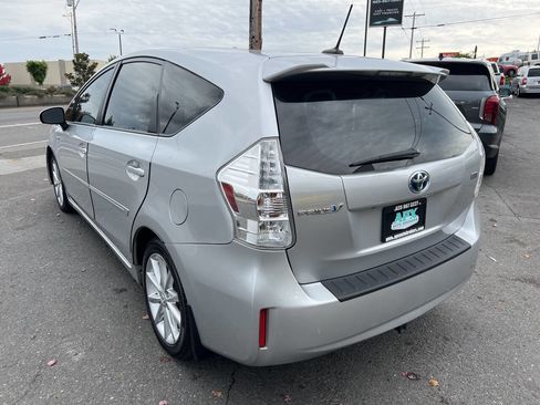 Used 2013 Toyota Prius V Five image 4