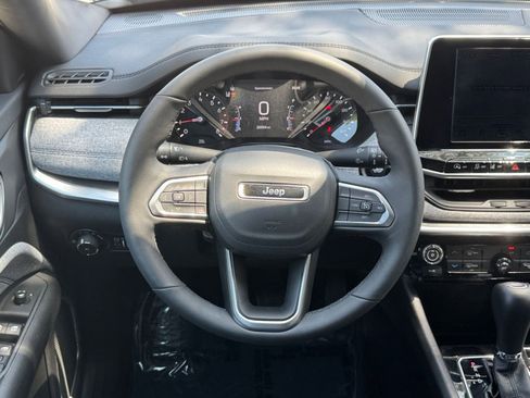 Used 2025 Jeep Compass Latitude AWD/4WD image 28
