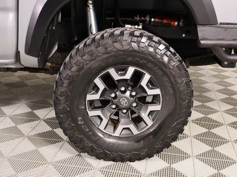 Used 2019 Toyota Tacoma TRD Off-Road image 17