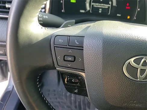 Used 2025 Toyota Camry SE image 13