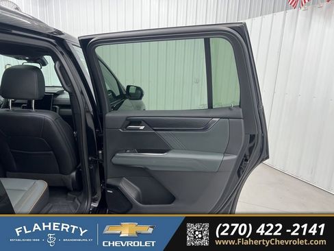 Used 2024 GMC Acadia AT4 w/ Luxury Package image 12