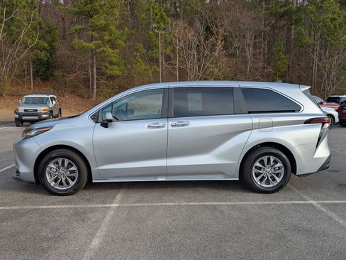 Used 2023 Toyota Sienna XLE image 6