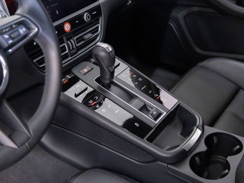 Certified 2025 Porsche Macan AWD/4WD image 18