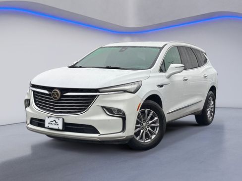 Used 2023 Buick Enclave Essence image 2