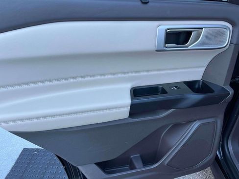 Used 2020 Ford Explorer Platinum w/ Premium Technology Package image 15