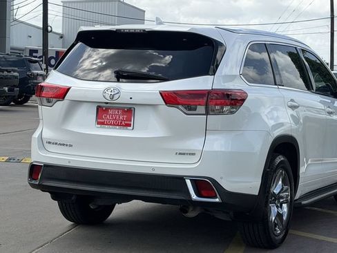Used 2019 Toyota Highlander Limited Platinum FWD image 7