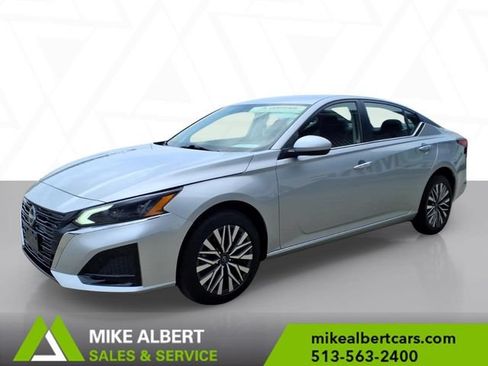 Used 2023 Nissan Altima 2.5 SV AWD/4WD image 3