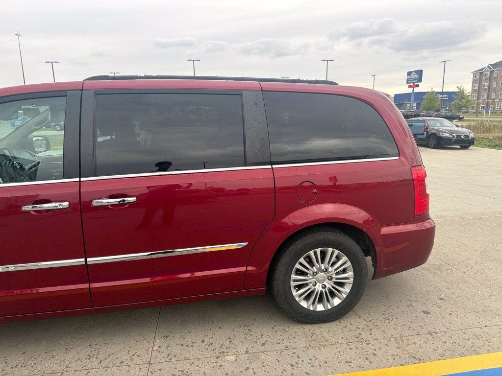 Used 2015 Chrysler Town & Country Touring-L w/ Driver Convenience Group FWD image 14