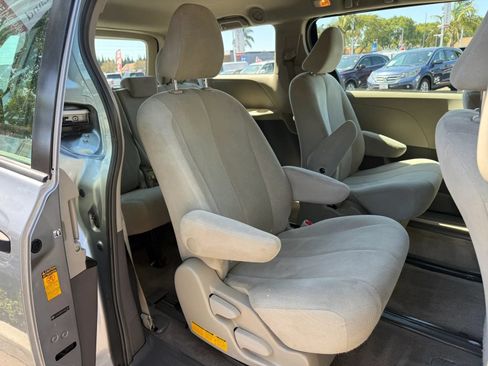 Used 2014 Toyota Sienna L FWD image 18