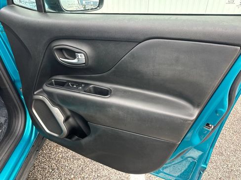 Used 2022 Jeep Renegade Latitude AWD/4WD image 29