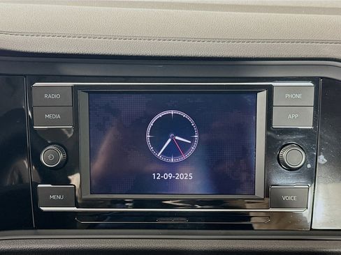 Used 2024 Volkswagen Jetta SE w/ Panoramic Sunroof Package image 19