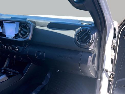 Certified 2019 Toyota Tacoma TRD Off-Road AWD/4WD image 18