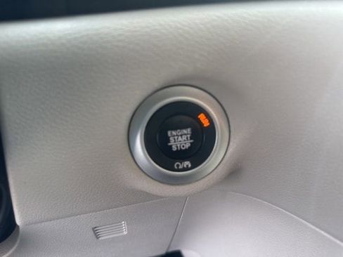 Used 2023 Chrysler Pacifica Touring-L FWD image 19