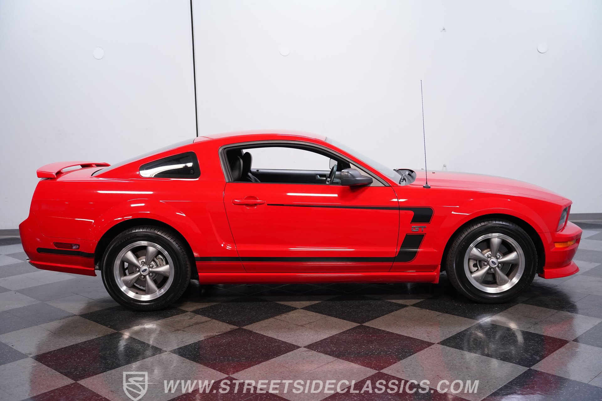 Used 2005 Ford Mustang GT RWD image 12