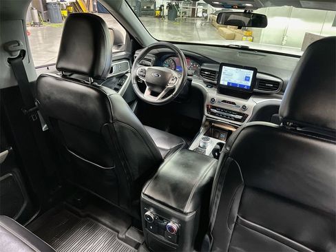 Used 2022 Ford Explorer XLT w/ Equipment Group 202A image 19