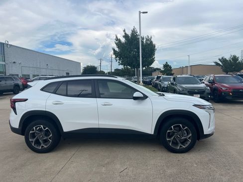 Used 2025 Chevrolet Trax LT w/ Driver Confidence Package FWD image 3
