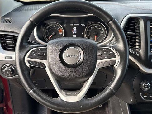 Used 2017 Jeep Cherokee Limited image 18