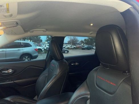 Used 2019 Jeep Cherokee Trailhawk image 8