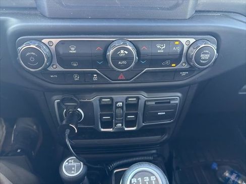 Used 2020 Jeep Gladiator Overland AWD/4WD image 18