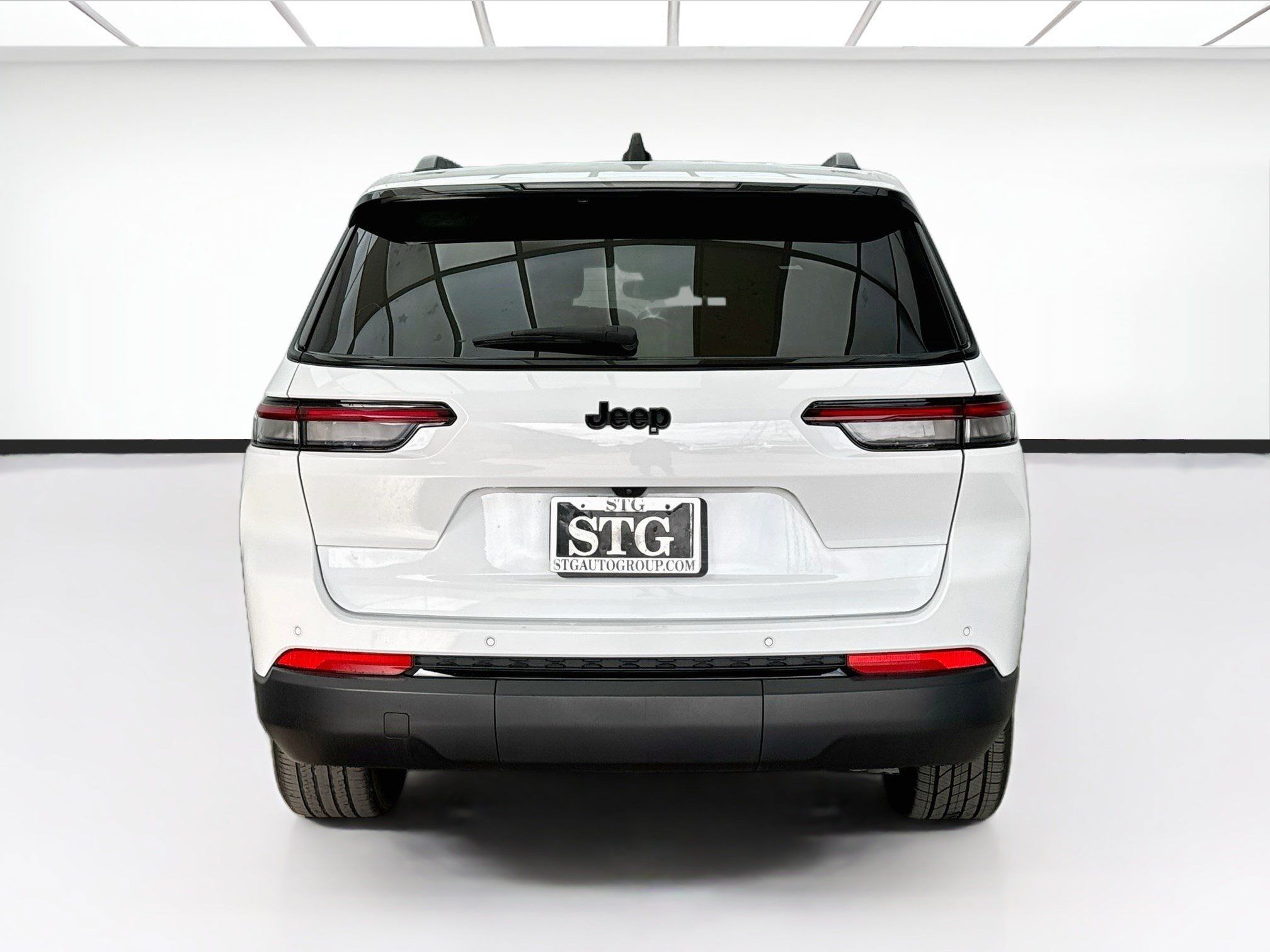 Used 2023 Jeep Grand Cherokee L Laredo RWD image 5