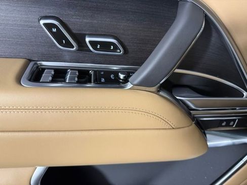 New 2025 Land Rover Range Rover Long Wheelbase SE image 14