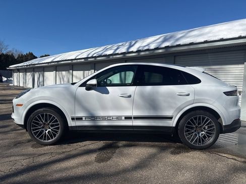 Certified 2023 Porsche Cayenne Platinum Edition image 2