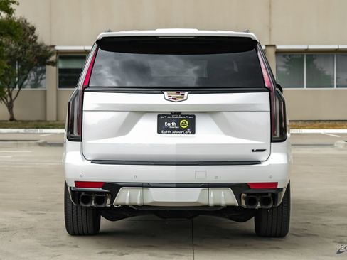 Used 2024 Cadillac Escalade ESV V AWD/4WD image 12