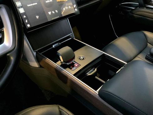 Used 2024 Land Rover Range Rover SE image 16