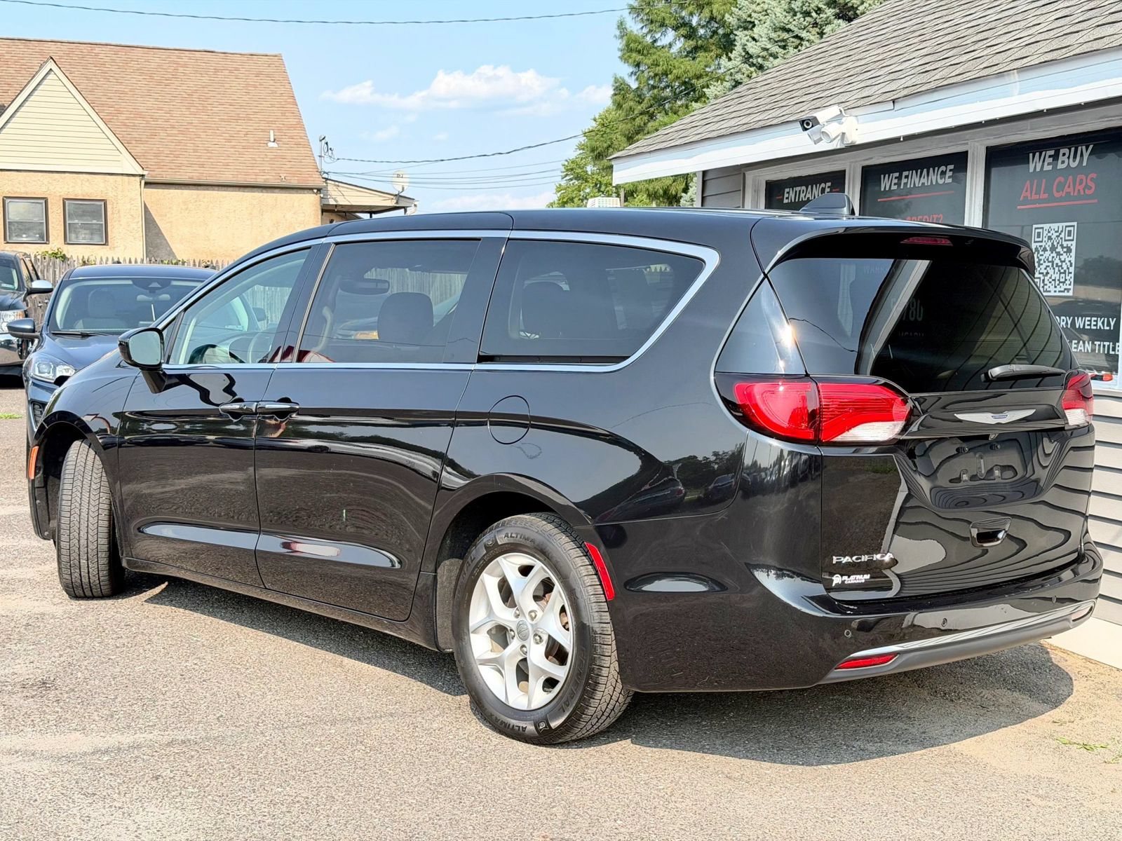 Used 2020 Chrysler Pacifica Touring w/ Tire & Wheel Group FWD image 4