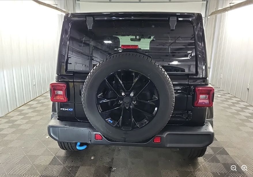 Used 2022 Jeep Wrangler Unlimited Sahara AWD/4WD image 5