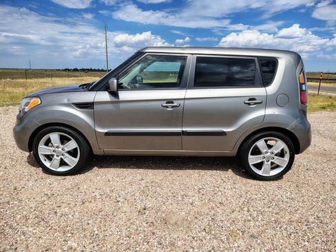 Used 2011 Kia Soul ! FWD image 2