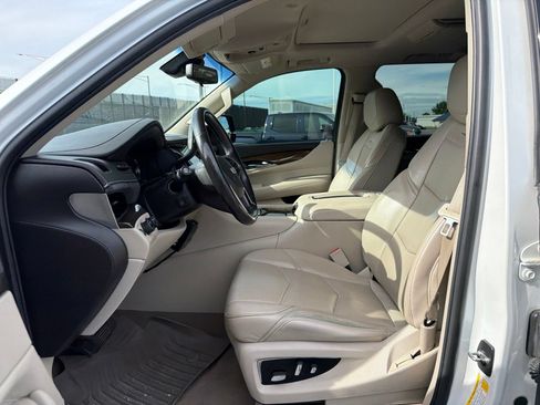 Used 2018 Cadillac Escalade Luxury AWD/4WD image 11