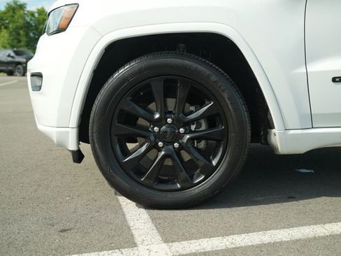 Used 2018 Jeep Grand Cherokee Altitude RWD image 11