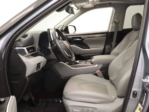Used 2023 Toyota Highlander Limited FWD image 40