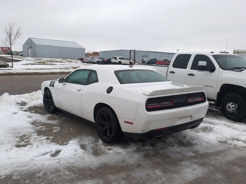 Used 2018 Dodge Challenger SXT image 8