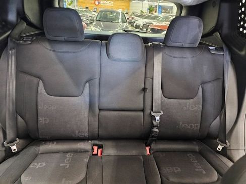 Used 2015 Jeep Renegade Latitude w/ Popular Equipment Group image 33