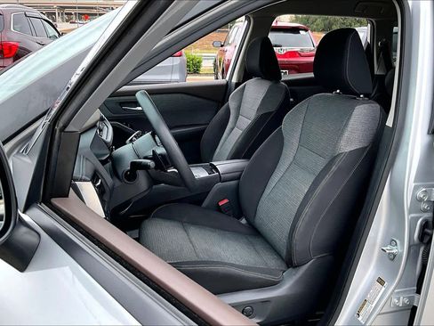 Used 2022 Nissan Rogue SV image 6