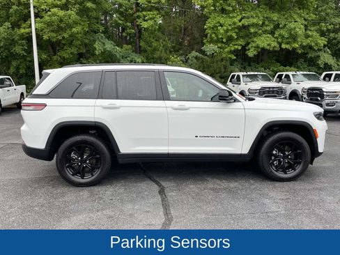 Used 2026 Jeep Grand Cherokee Altitude RWD image 10