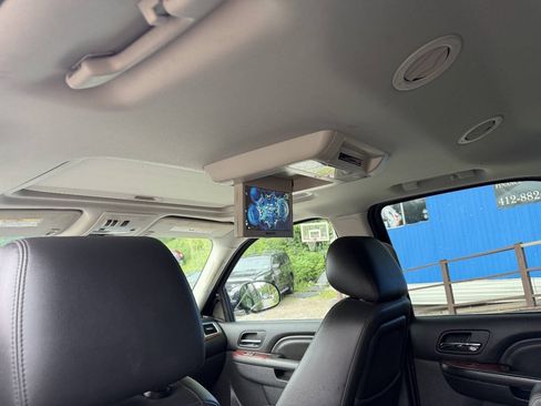 Used 2011 Cadillac Escalade Luxury AWD/4WD image 12