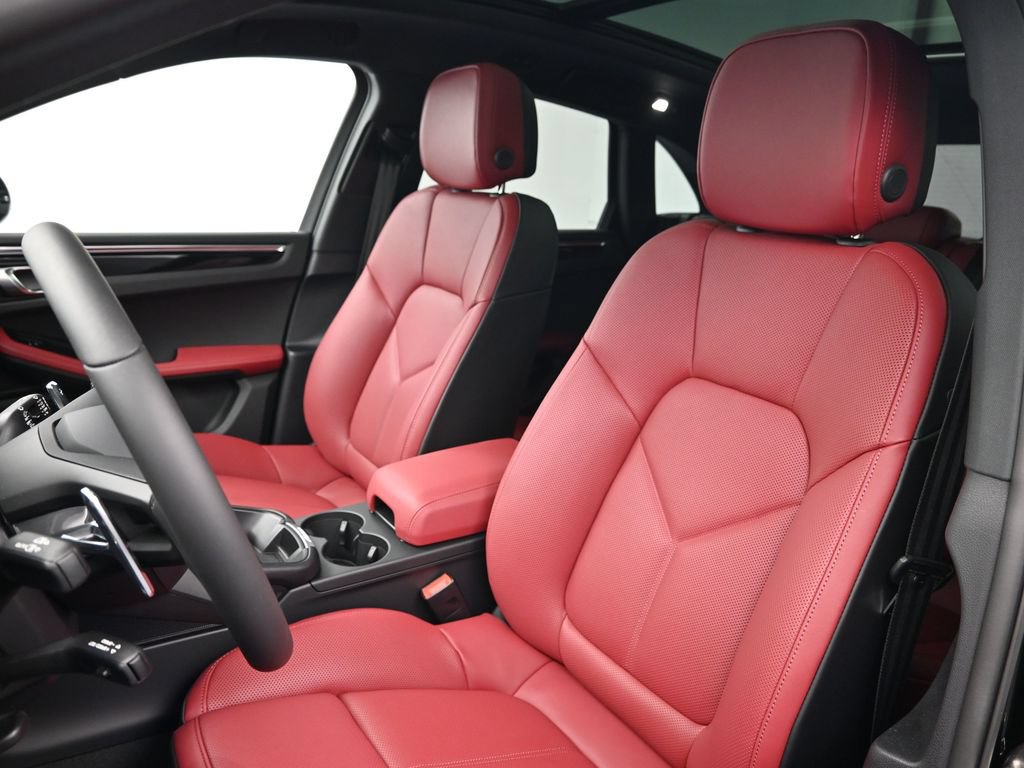 Certified 2026 Porsche Macan AWD/4WD image 5