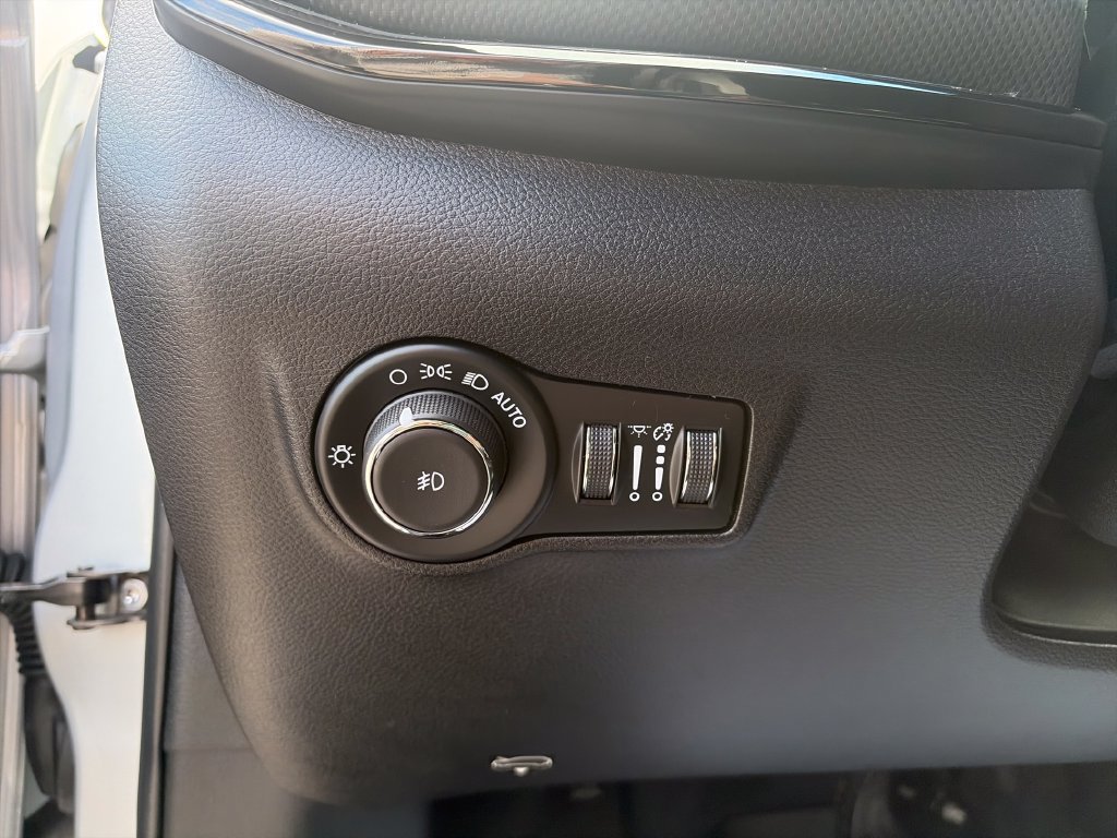 Used 2024 Jeep Compass Latitude w/ Convenience Group AWD/4WD image 30