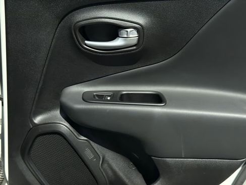 Used 2023 Jeep Renegade Latitude image 43