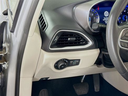 Used 2024 Chrysler Pacifica Touring-L FWD image 4