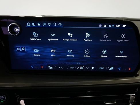 Used 2025 Chevrolet Traverse LT w/ Sun and Wheel Package image 15